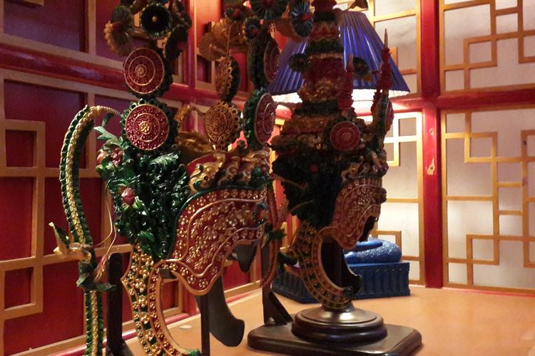 Mahkota penari apsara dari Kamboja yang menjadi koleksi SaigonSan Hotel Tugu Kota Malang, Rabu (7/8/2019)