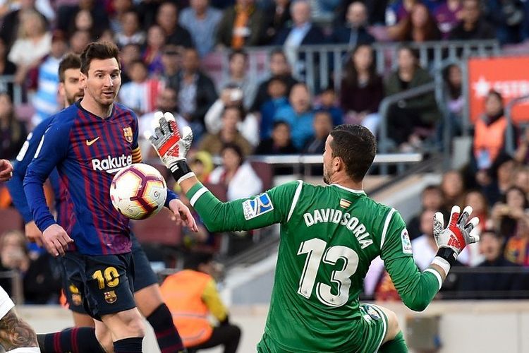 Lionel Messi mencoba menaklukkan David Soria pada pertandingan Barcelona vs Getafe dalam lanjutan Liga Spanyol di Stadion Camp Nou, 12 Mei 2019. 