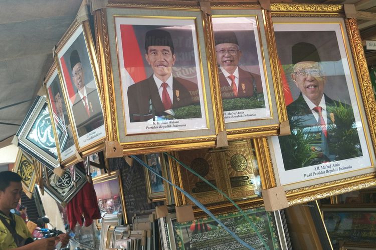 Bingkai Foto Jokowi-Maruf berjejer di Pasar Baru, Selasa (27/8/2019).