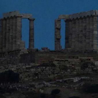 Bulan purnama naik di sebelah kuil Yunani kuno Poseidon di Cape Sounion, sekitar 65 kilometer selatan Athena, 23 Juni 2013. Bulan yang akan mencapai tahap penuh pada Minggu, 14 persen lebih dekat ke bumi dan dikenal sebagai fenomena supermoon.