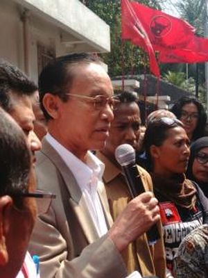 Politisi Partai Demokrasi Indonesia Perjuangan (PDI-P) Hamka Haq menemui ratusan massa yang menggelar demo menolak petahana Basuki Tjahaja Purnama alias Ahok. Rabu (7/9/2016).