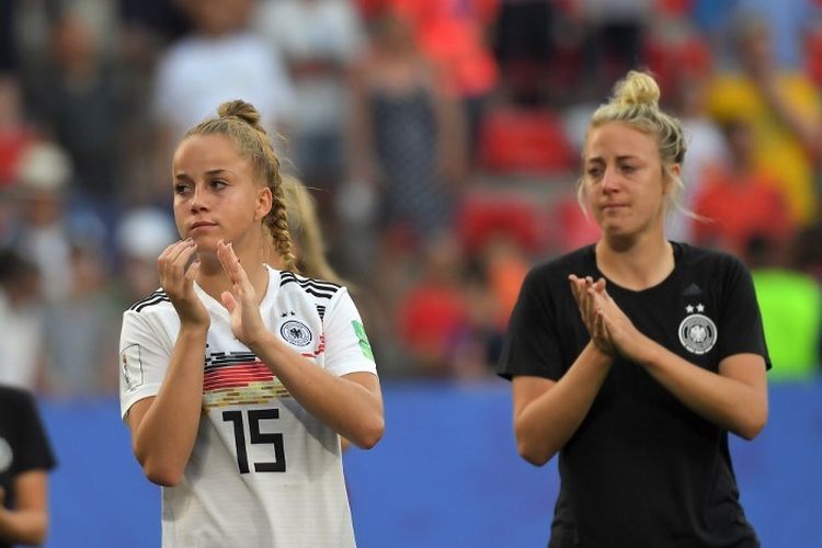 Para pemain timnas putri Jerman tampak kecewa seusai kekalahan dari Swedia pada perempat final Piala Dunia Wanita 2019 di Rennes, 29 Juni 2019. 