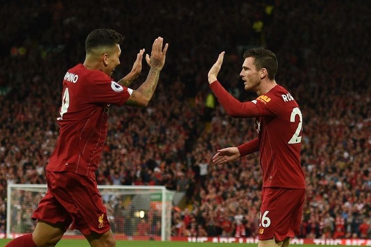 Roberto Firmino dan Andrew Robertson merayakan gol timnya pada pertandingan Liverpool vs Norwich City di Stadion Anfield dalam pekan pertama Liga Inggris 2019-2020, 9 Agustus 2019. 