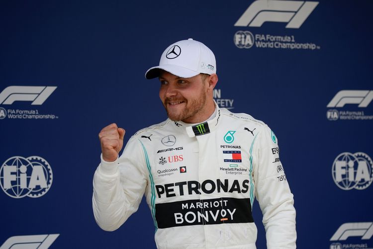 Pebalap Tim Mecedes, Valtteri Bottas, merayakan keberhasilannya meraih pole position pada F1 GP China 2019, Sabtu (13/4/2019)