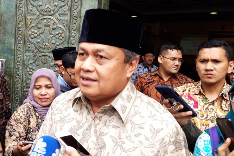 Gubernur Bank Indonesia Perry Warjiyo ketika ditemui awak media selepas Sholat Jumat di Masjid BI, Jumat (9/11/2018).