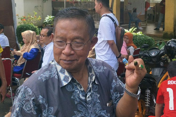 Menko Darmin Nasution usai mrncoblos di TPS 20. Kompleks Liga Mas Pancoran, Jakarta Selatan, Jakarta, Rabu (17/4/2019)