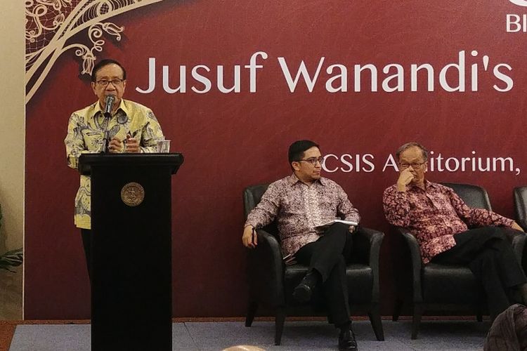 Wakil Ketua Dewan Kehormatan Partai Golkar Akbar Tandjung dalam acara seminar di ulang tahun Jusuf Wanandi ke-80 di Jakarta, Kamis (23/11/2017).  