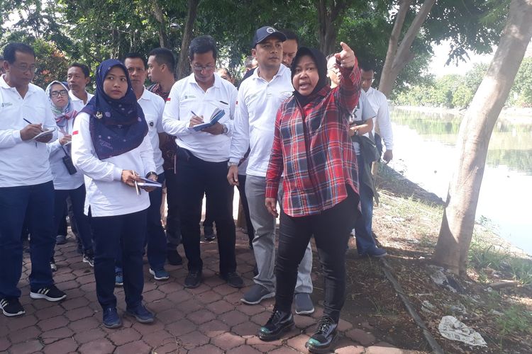 Wali Kota Surabaya, Tri Rismaharini, bersama jajarannya meninjau Taman Ngagel, Surabaya, Sabtu (16/3/2019). Menurut rencana, di taman tersebut akan dibangun jogging track dan objek wisata perahu.