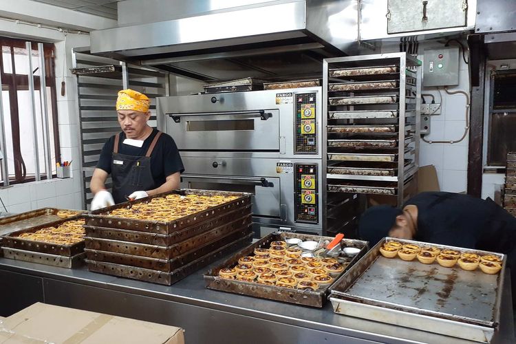 Egg tart Portugis yang baru matang dan siap dijual di Lord Stows Bakery, Pulau Coloane, Makau. 