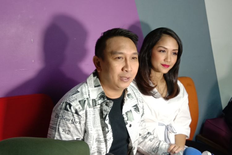 Augie Fantinus dan istrinya, Adriana Bustami, di Gedung Trans, Mampang Prapatan, Jakarta Selatan, Senin (18/3/2019).