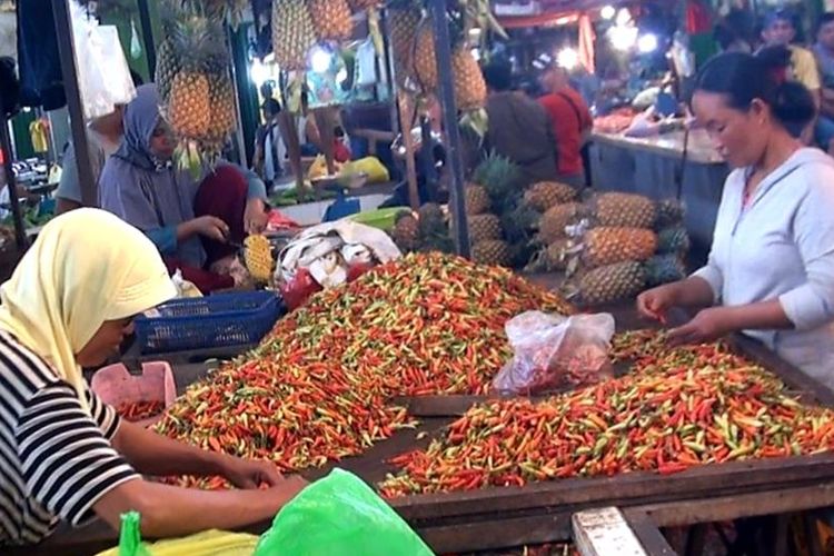 pedagang cabai rawit di Pasar Flamboyan Pontianak, Kalimantan Barat tengah melayani pembeli, Jumat (17/7/2019). Harga cabai rawit jadi pendongkrak inflasi.