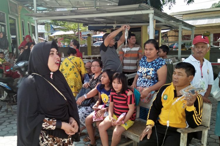 Foto// Sejumlah Pasien Dihalaman RSUD Poso Pasca Gempa  mINGGU(24/3/2019)
