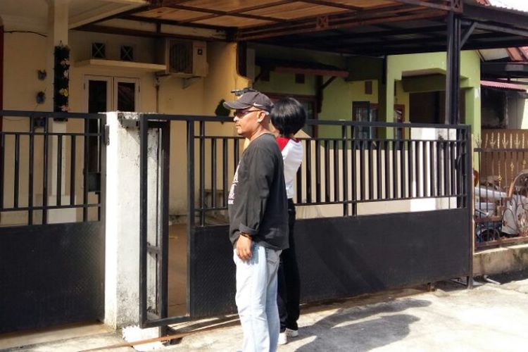 Ketua RT 01 Jhonson melihat rumah AD alias Opung terduga teroris yang ditangkap Densus 88 dan Polda Riau, Minggu (29/7/2018).
