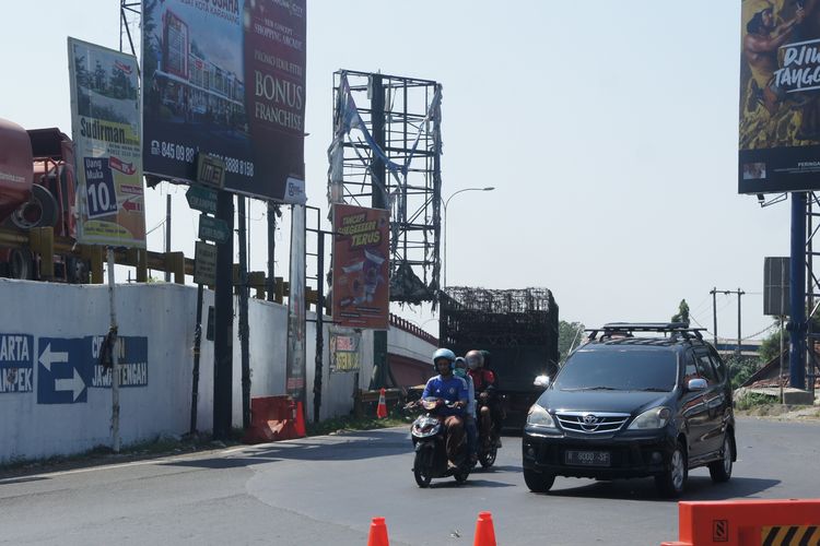 Situasi lalu lintas di Simpang Jomin, Karawang, Jumat (31/5/2019) siang.