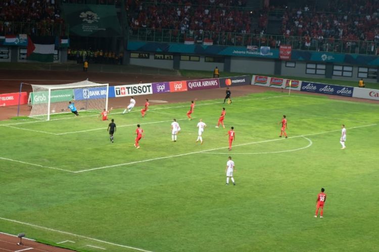 Suasana pertandingan Timnas U-23 Indonesia vs Palestina pada pertandingan Grup A Asian Games 2018 di Stadion Patriot Candrabhaga, 15 Agustus 2018. 