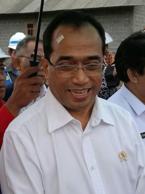 Menteri Perhubungan Budi Karya Sumadi saat meninjau proyek Bandara Kulon Progo, Yogyakarta, Minggu (9/10/2017)