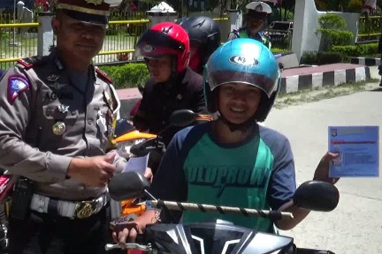 Awali Operasi Patuh Jaya, polis bagi brosur peraturan lalu lintas, 