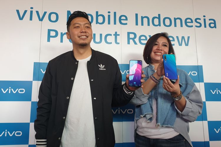 Kiri-kanan: Yoga Samiaji, Senior Product Manager Vivo Indonesia dan Tyas Rarasmurti PR Manager Vivo Indonesia, saat memamerkan Vivo S1 di acara Media Preview di QBig BSD City, Tangerang Selatan, Rabu (10/7/2019).