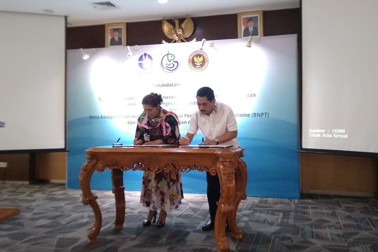 Menteri KKP Susi Pudjiastuti dan Kepala BNPT Komjen Suhardi Alius dalam penandatanganan MoU di Gedung KKP Jakarta, Selasa (10/9/2019)