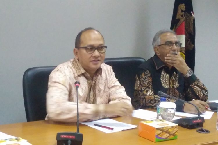Ketua Kadin Rosan Roeslani dan Ketua Pelaksana ICCIA Annual Meeting 2018 M Bawazeer dalam konferensi pers di Menara Kadin, Jakarta, Selasa (14/8/2018).