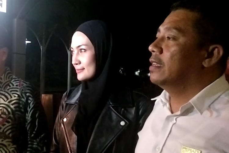 Komisi Pemberantasan Korupsi (KPK) telah memeriksa mantan model Fenny Steffy Burase (tengah) selama 12 jam pada Rabu (18/7/2018). Steffy merupakan salah satu panitia Aceh Marathon 2018. 