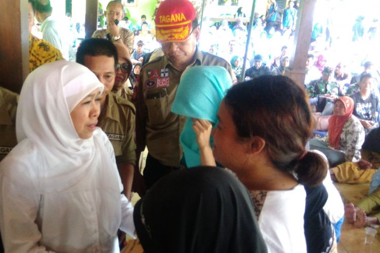 Menteri sosial Khofifah Indar Parawansa Menyerahkan Bantuan Kepada Ahli waris di posko Pengungsian Kebunagung, Bantul