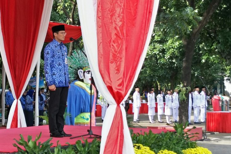 Wakil Gubernur DKI Jakarta Sandiaga Uno memimpin upacara peringatan Hari Pahlawan di Lapangan IRTI, Monas, Jakarta Pusat, Jumat (10/11/2017).