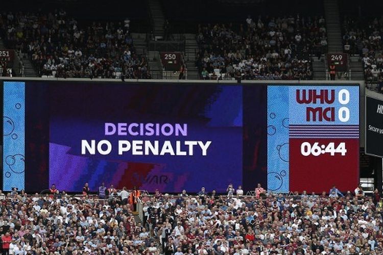 Video alat bantu wasit (VAR) digunakan pada laga West Ham United vs Manchester City di Stadion London, 10 Agustus 2019. 