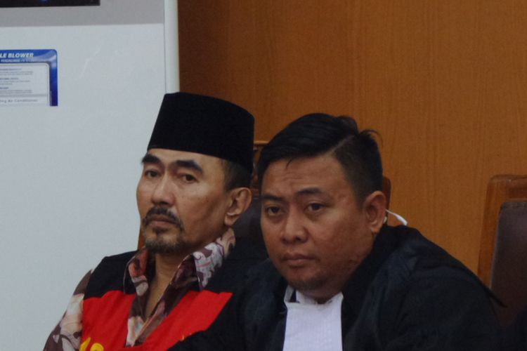 Gatot Brajamusti (kiri) dalam sidang di Pengadilan Negeri Jakarta Selatan, Selasa (7/11/2017).