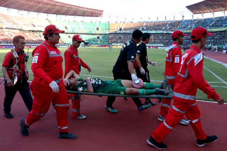 Pemain Persebaya Surabaya Oktavianus Fernando cidera saat Pekan 6 Liga 1 2019 melawan Persela Lamongan yang berakhir dengan skor 3-2 di Stadion Gelora Bung Tomo Surabaya, Jawa Timur, Senin (01/07/2019) sore.
