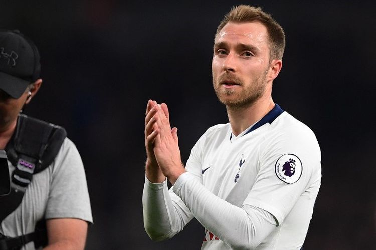 Christian Eriksen membalas dukungan penonton pada laga Tottenham vs Brighton & Hove Albion dalam lanjutan Liga Inggris di Stadion Tottenham Hotspur, 23 April 2019. 