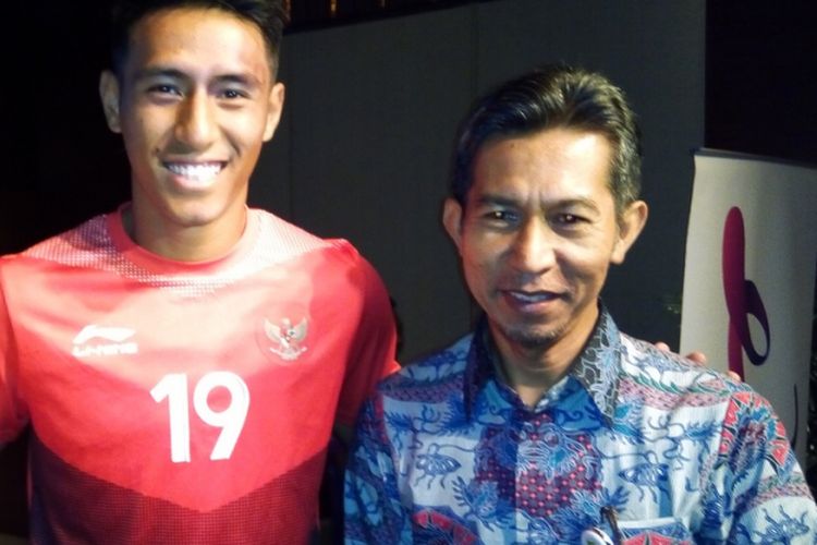 Pemain timnas sepak bola Indonesia Hanif Sjahbandi (kiri) berfoto dengan Wakil Kepala Sekolah SMAN 1 Babelan, Kabupaten Bekasi, Syahriaddin (kanan) saat penutupan kampanye Combhipar #IndonesiaKalahkanBatas di Jakarta, Selasa (25/9/2018).