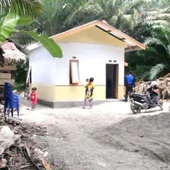 Rumah baru pasangan lansia Solikin dan Sitti Muhdah hasil bedah rumah pemda, TNI-Polri dan warga di Mamuju Tengah.