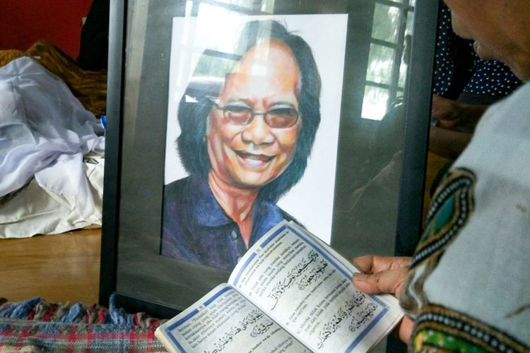 Jenazah Yon Koeswoyo disemayamkan di rumah duka di Jalan Salak, Pamulang, Tangerang Selatan, Jumat (5/1/2018).