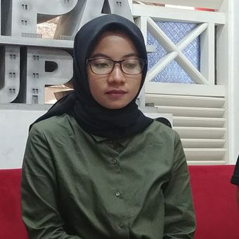 Peneliti Indonesian Corruption Watch Almas Sjafrina dalam diskusi di Kantor ICW, Jakarta, Rabu (14/2/2018). 
