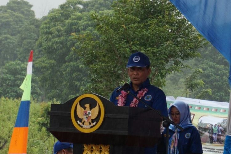 Kepala Badan Narkotika Nasional, Budi Waseso (kanan) saat launcing program perdana penanaman komoditi alternatif di bekas lahan ganja di Aceh Besar, Nagroe Aceh Darusalam, Kamis (21/12/2017).
