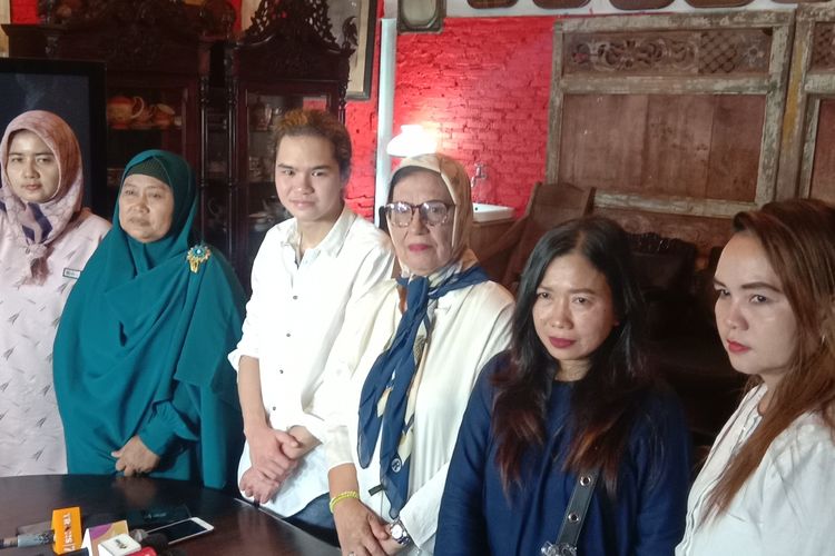 Ibunda Ahmad Dhani, Joyce Theresia Pamela Kohler, memberikan keterangan pers di kediamannya di Jalan Pinang Mas, Pondok Indah, Jakarta Selatan, Senin (9/9/2019).