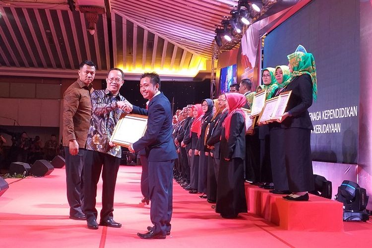 Dirjen Guru dan Tenaga Kependidikan Supriano memberikan sertifikat penghargaan untuk para guru dan tenaga kependidikan yang dinilai berprestasi dan berdedikasi di Grand Sahid Jaya Hotel, Jakarta, Jumat (16/8/2019).