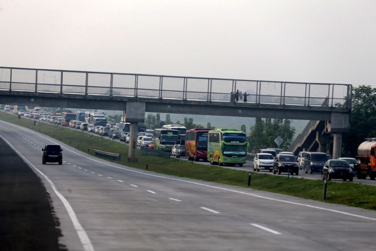 Kepadatan arus balik kendaraan mudik lebaran terlihat di Tol Cipularang-Palimanan menuju Jakarta, Jumat (30/6/2017). Kepadatan volume kendaraan terlihat di ruas jalan tol km 86 hingga km 138. 