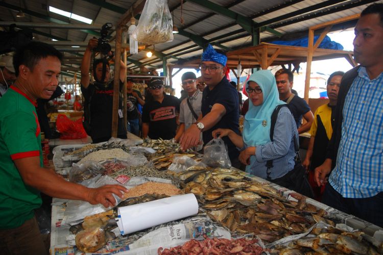 Bakal Calon Gubernur Jawa Barat Ridwan Kamil saat belanja ikan asin di Pasar Parung, Kabupaten Bogor, Sabtu (7/10/2017)
