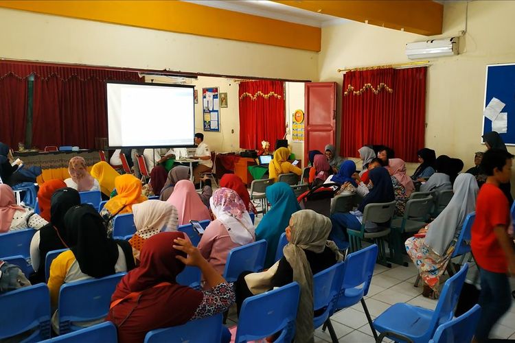 Suasana pendaftaran peserta didik baru (PPDB) di SMPN 1 Kota Bekasi, Senin (1/7/2019).