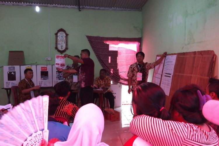  Hitung--Petugas KPPS TPS 029 Kelurahan Sumber, Kecamatan Banjarsari, Kota Solo mengangkat surat suara saat penghitungan suara Pilpres 2019.