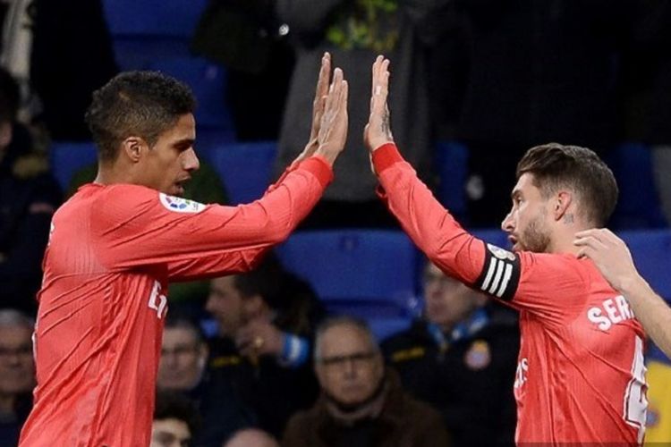 Raphael Varane merayakan gol Sergio Ramos pada pertandingan Espanyol vs Real Madrid di Stadion RCDE dalam lanjutan La Liga Spanyol, 27 Januari 2019. 