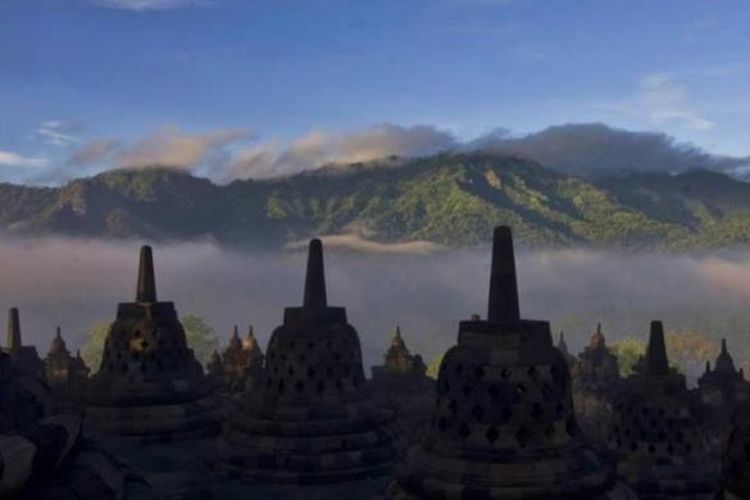 Kabut berarak di sekitar Candi Borobudur, magelang, Jawa Tengah.