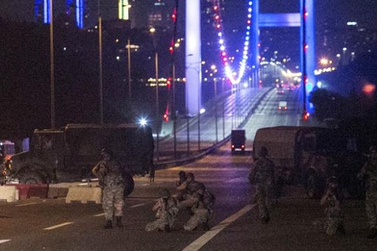 Sekelompok prajuri AD Turki menguasai pintu masuk ke Jembatan Bosphorus yang memisahkan Eropa dan Asia, Sabtu (16/7/2016) malam.