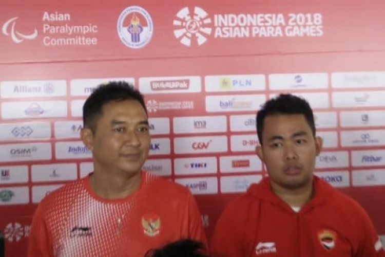Pasangan ganda putra Indonesia, Hafizh Briliansyah Prawiranegara (kanan)/Hary Susanto menjawab pertanyaan media setelah menjalani babak perempat final beregu putra para bulu tangkis pada Asian Para Games 2018 di Istora Senayan, Jakarta, Sabtu (6/10/2018).