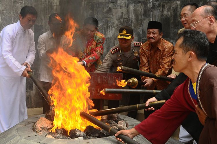 Sejumlah perwakilan umat Budha mengambil Api Dharma menggunakan obor dari sumber Api Abadi Mrapen, di desa Manggarmas, Godong, Grobogan, Jawa Tengah, Minggu (27/5/2018). Prosesi pengambilan api abadi ini kemudian disemayamkan di Candi Mendut dan akan dibawa menuju altar utama di Candi Borobudur pada puncak prosesi tersebut merupakan rangkaian dari ritual jelang hari raya Waisak 2562 BE/2018. 