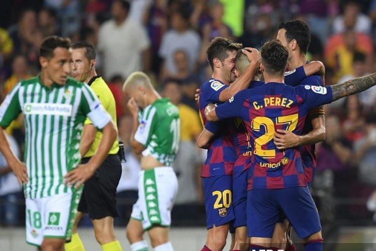 Pemain Barcelona merayakan gol yang dicetak Jordi Alba pada laga melawan Real Betis di Camp Nou, 25 Agustus 2019. Barcelona mengalahkan Real Betis dengan skor 5-2 pada laga pekan kedua Liga Spanyol 2019.