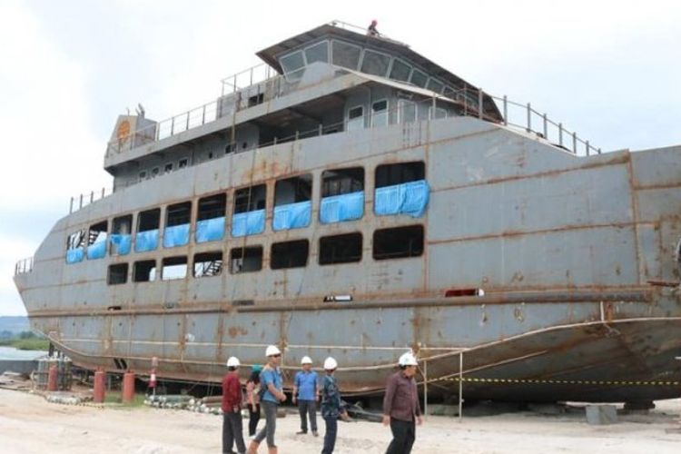 Kapal Ro-Ro yang akan dipakai untuk penyeberangan ke Samosir.