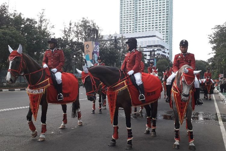12 ekor kuda berjaga di area Pintu 1 Stadion Utama Gelora Bung Karno untuk kehadiran Presiden Republik Indonesia Joko Widodo dalam seremoni pembukaan Asiam Games 2018 pada Sabtu (18/8/2018) pukul 19.00